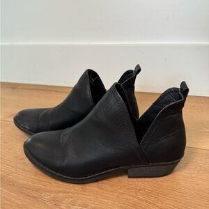 Universal thread black ankle booties -9.5